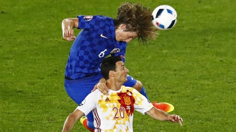 Десен бек: Тин Йедвай (Леверкузен)
Рома се пребори за Йедвай, привличайки го като тийнейджър след само 13 мача за загребския клуб. Йедвай не успя да се наложи при римляните и премина в Леверкузен.