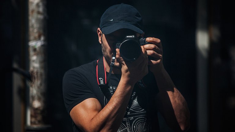 Като ученик Вихрен Георгиев си прави малка фотографска лаборатория в домашни условия