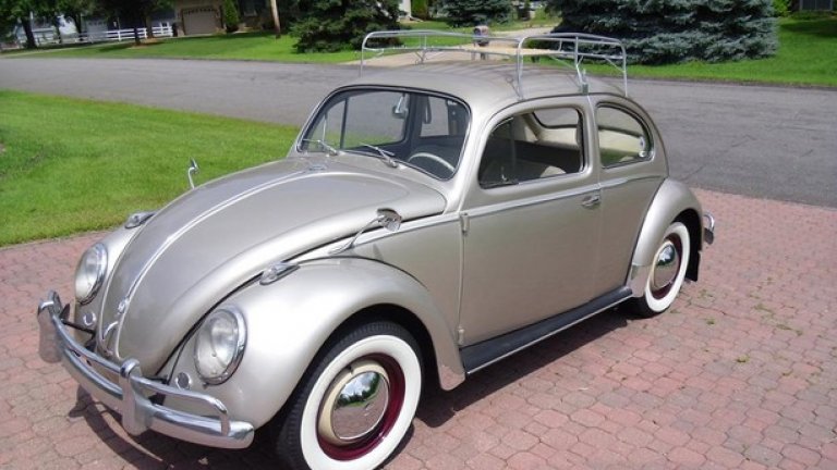Volkswagen Beetle (1946-2003)
„Костенурката” на VW е с две врати и разположен отзад двигател и всъщност се произвежда от 1938 до 2003 година. Създадена е по поръчка на Адолф Хитлер и трябва да е достъпен автомобил за германските семейства, живеещи в Третия райх. Втората световна война осуетява първите планове за масовото производство на модела и то стартира едва през 1946, като дава нов живот на германската индустрия. Скоро моделът става популярен в Щатите, а след това и в целия свят и се налага като един от символите на хипи движението. По-късно VW произвежда модела и извън Германия, за да задоволи търсенето в цял свят.