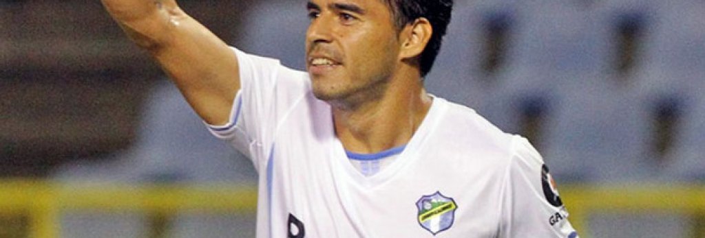 Паоло Суарес. Той е по-голям от Луис и вече е на 35 г. До Нова година се състезаваше за салвадорския Исидро Метапан, където статистиката му е 57 гола в 222 мача. Наскоро премина в друг клуб от същата страна - Сонсонате. Паоло има 15 двубоя и 5 попадения за младежката гарнитура на Уругвай. Избиран е за футболист на сезона в Салвадор. Но признайте си, че тази информация е съвсем нова за вас.  