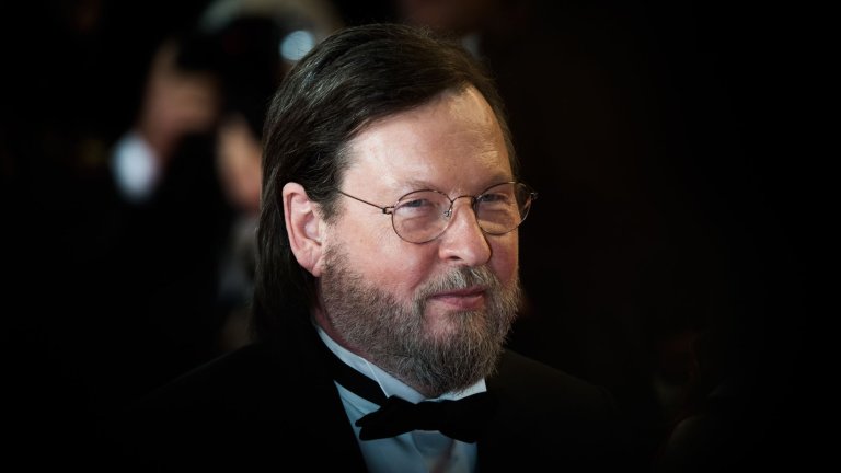 Изгоненият Ларс фон Триер
 Датският режисьор неколкократно е разтърсвал фестивала в Кан с проектите си. Най-запомнящата му се провокация е с филма “Антихристът”, където жена собственоръчно отстранява гениталиите си. Но не крайностите във филмите му са причината да бъде изгонен от фестивала.
 През 2011 г. Триер заявява на пресконференция, че разбира Хитлер и му симпатизира. Залата изпада в ступор, а датчанинът бърза да уточни, че се шегува. Шегата му обаче не е приета от организаторите на събитието и Триер е помолен да напусне фестивала.
 Впоследствие е обявено, че на датския режисьор му е забранено да представя филмите си в Кан за неопределено време.