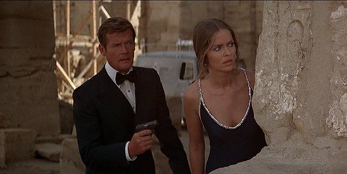 Шпионинът, който ме обичаше (1977 г., реж. Луис Гилбърт)

Десетият филм от поредицата за Агент 007 е с Роджър Мур в ролята на Джеймс Бонд. В основата на сюжета е маниак, който иска да създаде нова цивилизация под водата, а Бонд трябва да обедини сили с руски агент, за да го спре.

"Един от първите филми, които си спомням, е "Шпионинът, който ме обичаше", а в един определен период филмите за Бонд се забиха в главата ми като отличен пример за мащаба и обхвата на големите филми. Идеята за това да те отведат в друго място по начин, който да те накара да повярваш – в този филм автомобил Lotus Esprit се превръща в подводница и това е напълно убедително", обяснява Нолан.