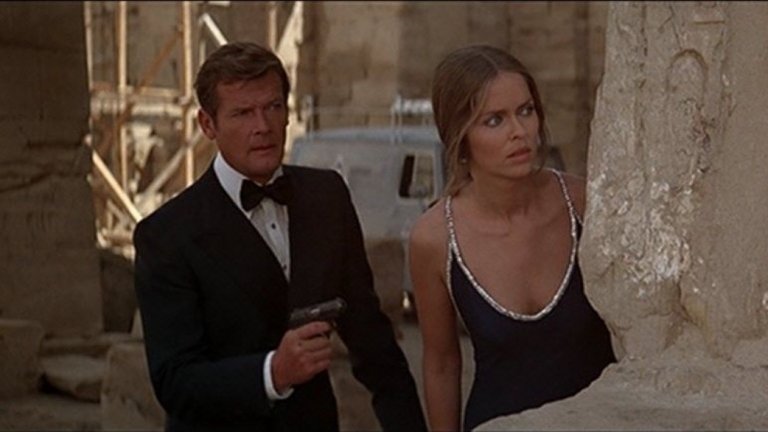 Шпионинът, който ме обичаше (1977 г., реж. Луис Гилбърт)

Десетият филм от поредицата за Агент 007 е с Роджър Мур в ролята на Джеймс Бонд. В основата на сюжета е маниак, който иска да създаде нова цивилизация под водата, а Бонд трябва да обедини сили с руски агент, за да го спре.

"Един от първите филми, които си спомням, е "Шпионинът, който ме обичаше", а в един определен период филмите за Бонд се забиха в главата ми като отличен пример за мащаба и обхвата на големите филми. Идеята за това да те отведат в друго място по начин, който да те накара да повярваш – в този филм автомобил Lotus Esprit се превръща в подводница и това е напълно убедително", обяснява Нолан.