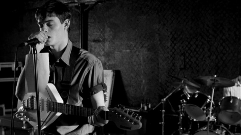 "Контрол"
Феновете на групата Joy Division ще оценят този филм, който разказва за твърде краткия живот на вокалиста им Иън Къртис, изигран от Сам Райли.
Филмът е вдъхновен от биографичната книга за певеца Touching from a Distance: Ian Curtis and Joy Division, написана от неговата жена.
Сюжетът пренася зрителите през тинейджърството на Къртис, неговите мечти, до самоубийството му в нощта преди групата да замине за първото си турне.