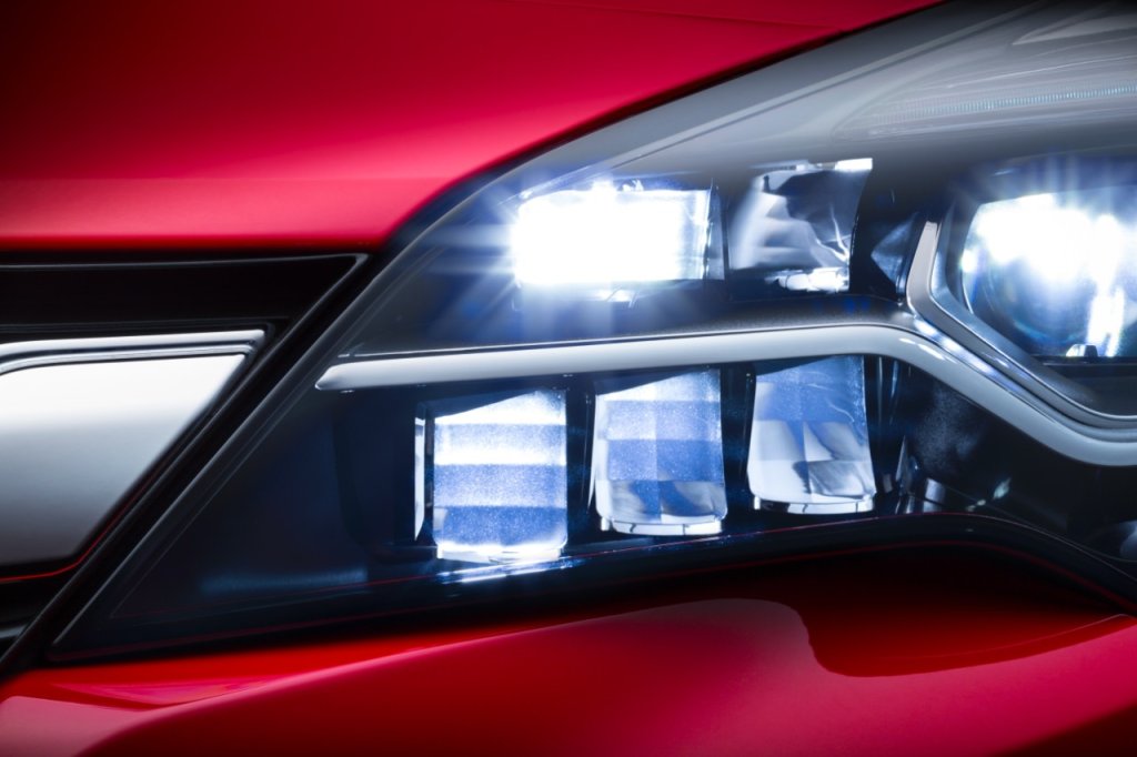 Революционната матрична система на светлините IntelliLux LED® позволява движение с включени дълги светлини без опасност от заслепяване на останалите участници в движението