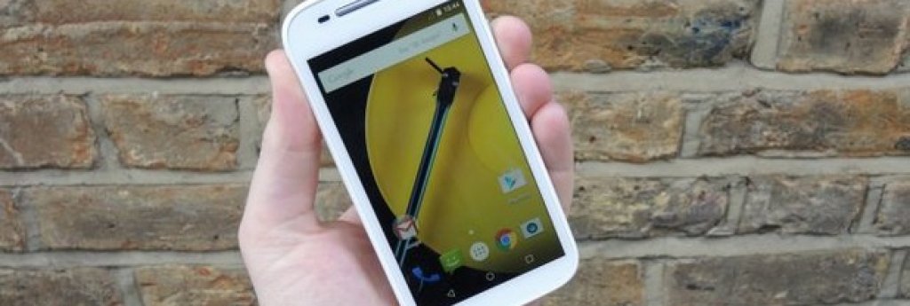 7. Motorola Moto E (2015)
Втората генерация на Moto E показва, че Motorola не се шегува щом става дума за средния клас, продължавайки завещанието на предшественика си като един от най-добрите достъпни телефони, които можете да си купите.
Един куп нови неща можем да намерим в него, сред тях и 4G LTE връзка и приличен, макар и не точно премиум дизайн.
Moto E не е толкова добър, колкото малко по-скъпия Motorola Moto G (2014), който, също ще видите в класацията след малко, но за тези пари трудно ще си харесате по-добър телефон.
Предимства:
+ Много ниска цена
+ Солиден дизайн
Недостатъци:
- Някои забележки по екрана
- Ограничена вътрешна памет