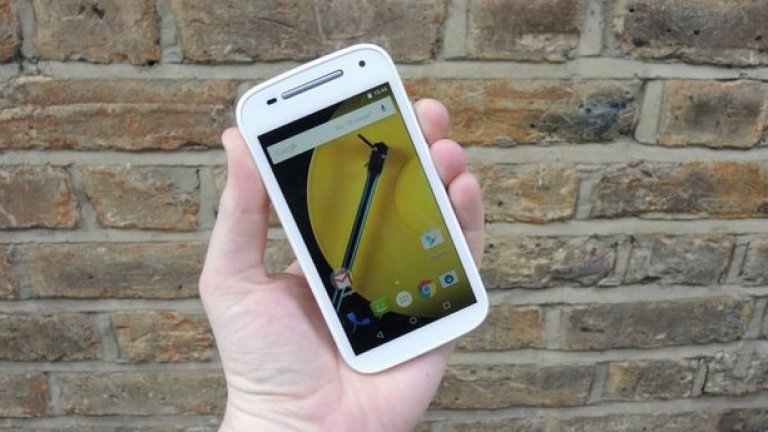 7. Motorola Moto E (2015)
Втората генерация на Moto E показва, че Motorola не се шегува щом става дума за средния клас, продължавайки завещанието на предшественика си като един от най-добрите достъпни телефони, които можете да си купите.
Един куп нови неща можем да намерим в него, сред тях и 4G LTE връзка и приличен, макар и не точно премиум дизайн.
Moto E не е толкова добър, колкото малко по-скъпия Motorola Moto G (2014), който, също ще видите в класацията след малко, но за тези пари трудно ще си харесате по-добър телефон.
Предимства:
+ Много ниска цена
+ Солиден дизайн
Недостатъци:
- Някои забележки по екрана
- Ограничена вътрешна памет