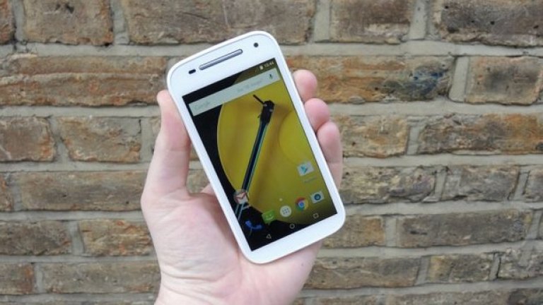 7. Motorola Moto E (2015)

Втората генерация на Moto E показва, че Motorola не се шегува щом става дума за средния клас, продължавайки завещанието на предшественика си като един от най-добрите достъпни телефони, които можете да си купите.

Един куп нови неща можем да намерим в него, сред тях и 4G LTE връзка и приличен, макар и не точно премиум дизайн.

Moto E не е толкова добър, колкото малко по-скъпия Motorola Moto G (2014), който, също ще видите в класацията след малко, но за тези пари трудно ще си харесате по-добър телефон.

Предимства:
+ Много ниска цена
+ Солиден дизайн
Недостатъци:
- Някои забележки по екрана
- Ограничена вътрешна памет