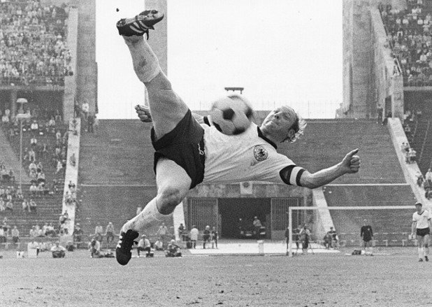 7. Уве Зеелер /Германия/ - 575 гола
Великолепният централен нападател е капитан на Хамбургер през 60-те и 70-те години, извежда ФРГ с лентата и в скандалния финал с Англия на световното през 1966 г. Трикратен футболист №1 на Германия. 
Знаете ли, че...Зеелер е първият играч, записал 20 двубоя на световни шампионати. 
