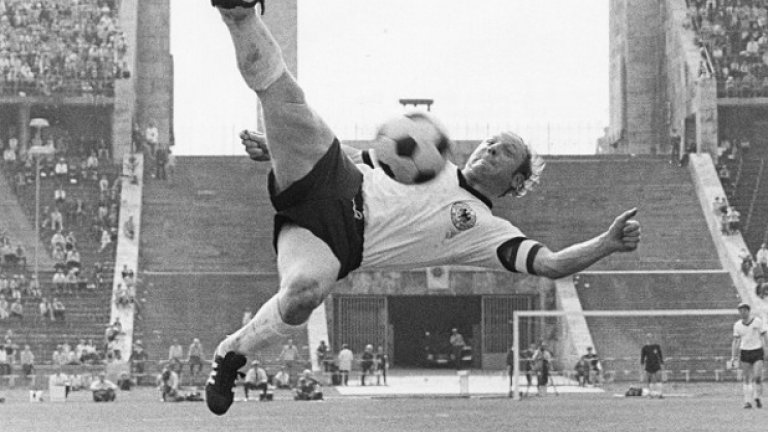 Уве Зеелер
Уве е един от най-великите голмайстори на Германия. Цялата му професионална кариера минава в Хамбург, където вкарва 404 гола в 476 мача. С Хамбург печели титлата и купата на Германия, но няма нито един трофей с Бундестима. През 1960 е трети, зад Луис Суарес и Ференц Пушкаш.