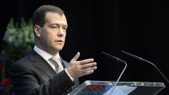 Президентът на Руската федерация Дмитрий Медведев: "Иде 2020 г., когато в Европа ще се появи нова система за противоракетна отбрана. Нека да се споразумеем сега каква да бъде тя и тогава през 2020 г. ще имаме напълно съвременен, годен за живот европейски дом..."