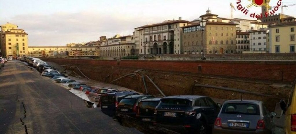 Свлачище в центъра на Флоренция „глътна“ 20 коли