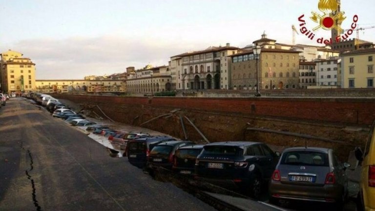 Свлачище в центъра на Флоренция „глътна“ 20 коли