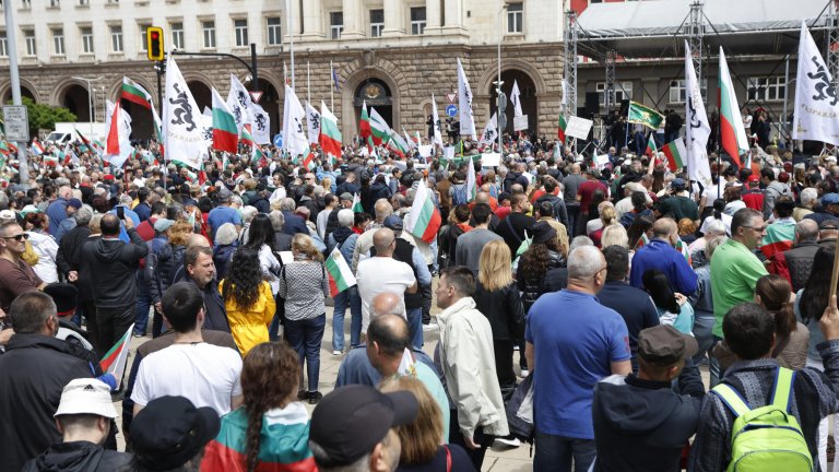 Протест в центъра на София в защита на лева (снимки)