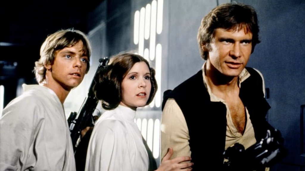 "Междузвездни войни" (Star Wars)
Може да не сте доволни от това, което "Дисни" направиха с космическата поредица на Джордж Лукас. Може да не ви се нравят и прикуълите, които самият той направи в началото на века. А може би просто сте зрители, които искат да преживеят една приказка за рицари-джедаи, космически битки и сложни семейни отношения.
Към трите трилогии можете да добавите и филмите Rogue One (препоръчваме!) и "Соло" (не препоръчваме така горещо). А ако искате още "Междузвездни войни", разполагате с игрален сериал (The Mandalorian) и два анимационни, които заслужават вниманието и на по-възрастни зрители (Clone Wars и Rebels).
Часове, часове и още часове в една далечна галактика, далеч от ограниченията на вашия дом.