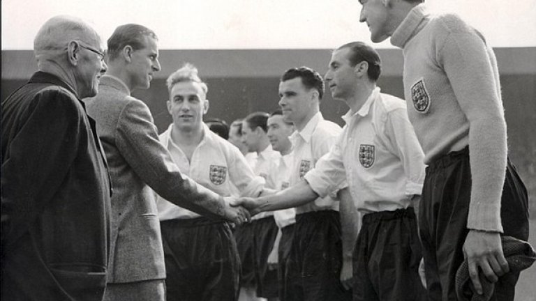 Дукът на Единбург поздравява Матюс преди Англия - Шотландия през 1949 г.