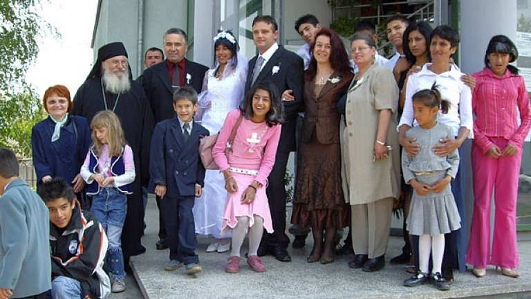 Отец Иван и част от неговите възпитаници от дома в Нови Хан