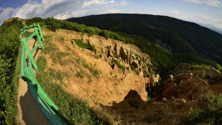 Природата се отплаща с красотата си за всяка направена крачка...