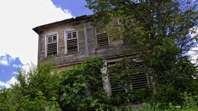 Дълги години старата дървена къща изпълнява ролята на кметство в малкото странджанско село Кости. Днес красивата сграда, построена в традиционна за околията архитектура, е занемарена и буренясала, но с достолепната си останка разказва историята на селото...