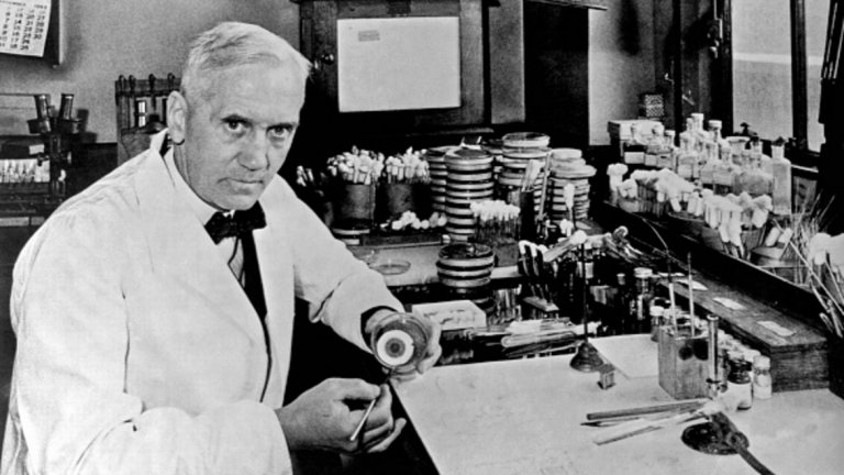  Пеницилинът 

Александър Флеминг се опитва да изобрети "лекарство за всичко", което може да лекува широк спектър от заболявания. По ирония на съдбата той открива пеницилина, след като зарязва работата си недовършена. 

Флеминг открива, че в едно от петриевите стъкла се е образувал мухъл, който се оказва, че съдържа мощен антибиотик – пеницилин. Една от легендите твърди, че всичко това се случва само защото биологът е бил доста небрежен и не е миел старателно съдовете в лабораторията.