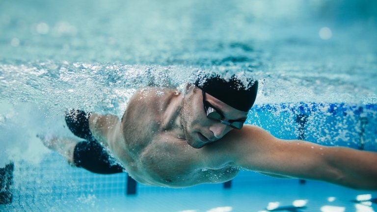 Плуването подобрява кардиореспираторния фитнес.