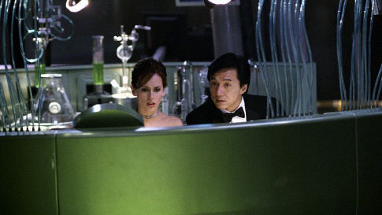 "Смокинг" (The Tuxedo, 2002 г.) 
Ако сте прекалили малко с Джеки Чан, но ви се гледа още от него, а дамата до вас се цупи, то спокойно може да я убедите да гледа с вас "Смокинг". Нежното присъствие на Дженифър Лав Хюит придава чудесен нюанс на екшън комедията. Отделно от това, човек не очаква да я види в подобна роля.
Чан тук играе шофьор на такси на име Джими Тонг, който става шофьор на загадъчен милионер - Кларк Девлин. Как героят на Чан за пореден път се оказва в центъра на събитията ли? След злополука с Девлин той взема самоличността му и... неговият необикновен смокинг. Така той се озовава в неочакваната ситуация да трябва да работи с новобранката Дел Блейн (Лав Хюит), която е изненадана от нетипичните методи на своя учител, без да съзнава истината за неговата самоличност.
