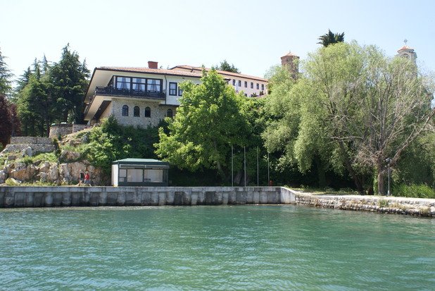 Вариантите за туризъм в Охрид са основно два - с корабче или с кола до манастира Свети Наум на около 30 километра южно от града, практически на границата с Албания.