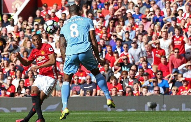 Манчестър Юнайтед направи Х у дома срещу последния – Стоук Сити. И то след грешка на най-стабилния футболист на тима в последните години – Давид де Хеа.