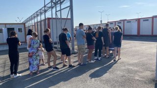 Не капризите на украинците провалиха преместването им, а калпавата организация на държавата