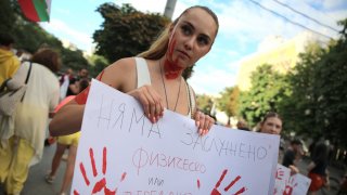 Демонстрантите настояват за още законови промени