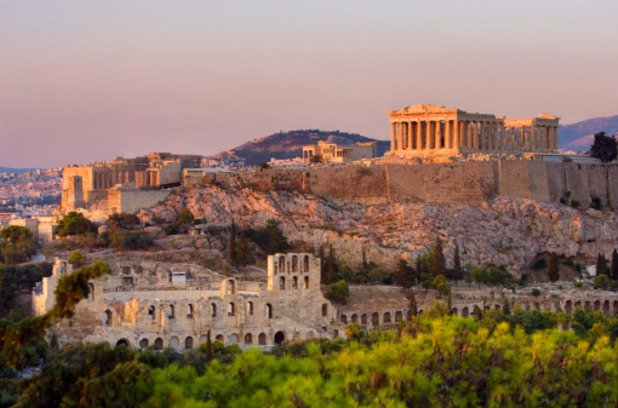 Атина - столицата на съвременна Гърция е люлка на съвременната цивилизация и датира от 1400 година пр.н.е. Това е и рожденото място на демокрацията. Наследството на Древна Гърция е видно навсякъде. Градът е пълен с гръцки, римски, византийски  и османски монументи и е основна световна туристическа дестинация
