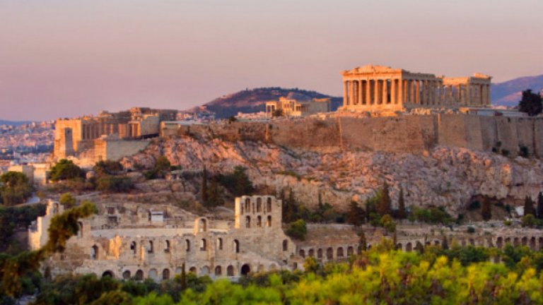 Атина - столицата на съвременна Гърция е люлка на съвременната цивилизация и датира от 1400 година пр.н.е. Това е и рожденото място на демокрацията. Наследството на Древна Гърция е видно навсякъде. Градът е пълен с гръцки, римски, византийски  и османски монументи и е основна световна туристическа дестинация