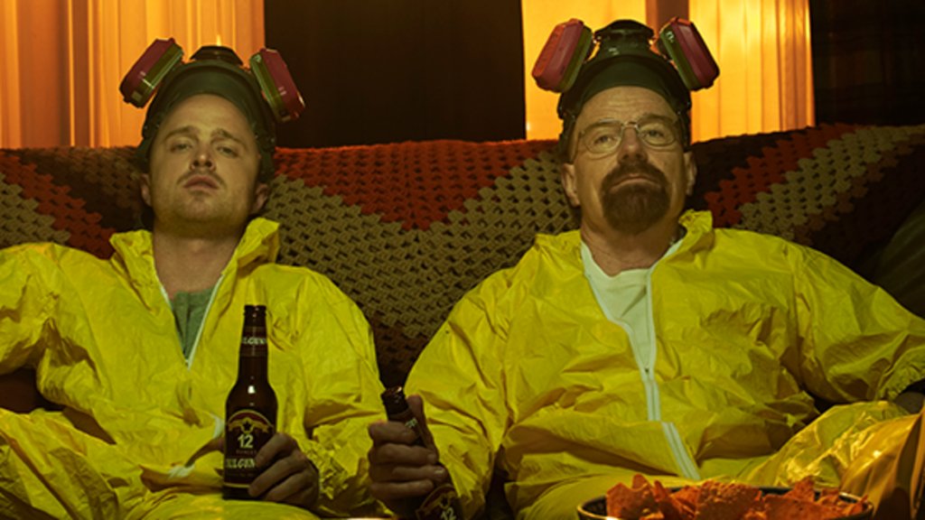 В обувките на сатаната (Breaking Bad)Брой сезони: 5
Защо го избрахме: Защото е шедьовър дори и за критиците. Защото  Уолтър Уайт постоянно ще ви раздвоява между отдадеността към семейството и спазването на закона. Защото е легенда. Въобще, ако не сте го гледали, искрено ви завиждаме за това, което ви предстои.