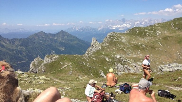 Едно от приключенията на Хескъл Смит е планинска туристическа обиколка в Австрийските Алпи за седмица, заедно с 19 други нудиста от цяла Европа