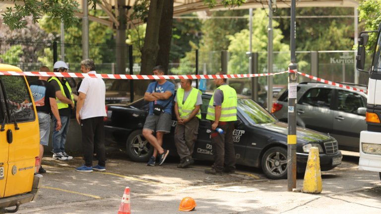 С полицаи и вишка Общината отстрани автокъщата в Борисовата градина