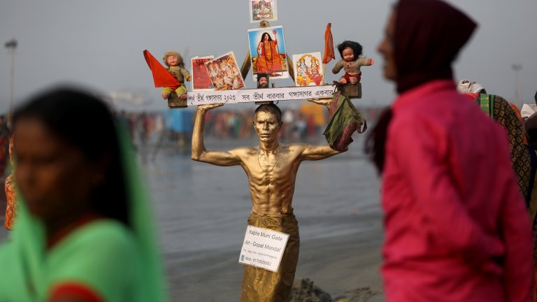 Цветна лудост: Свещеното ритуално къпане в река Ганг в кадри