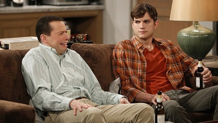 "Двама мъже и половина" (2014-2015)
Много от зрителите на сериала "Двама мъже и половина" отдавна смятаха, че това шоу няма накъде да пада още, след като преди четири години след публичен скандал с продуцентите Чарли Шийн, реши да го напусне и беше заменен от Ащън Кътчър.
И макар последните няколко сезона да изглеждаха като на доизживяване, последният беше най-зле. В него загубенякът Алън и милиардерът Уолдън се омъжват, за да могат да осиновят момче.