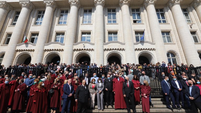 Сред протестиращите магистрати е и главният прокурор Иван Гешев