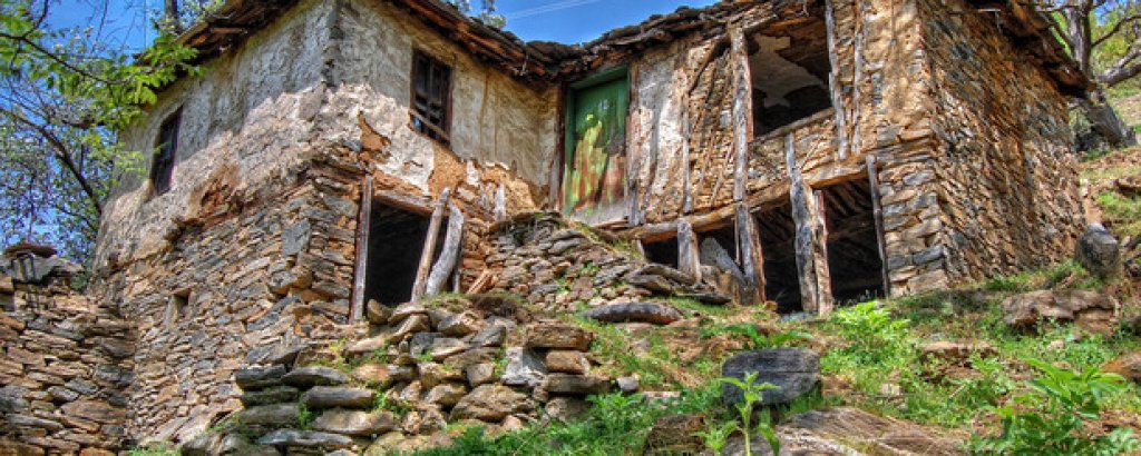 Една от много изоставени къщи по пътя за село Русалско