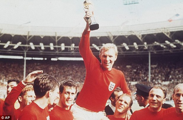 Фотосът, който всеки английски фен пази до леглото си. 1966 година, Боби Муур е вдигнал световната купа.