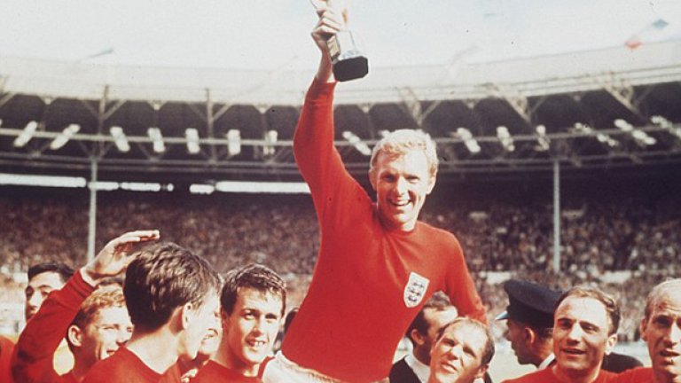 Фотосът, който всеки английски фен пази до леглото си. 1966 година, Боби Муур е вдигнал световната купа.