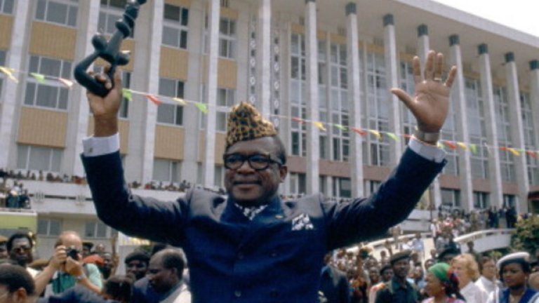 Мобуту твърдял, че бастунчето, с което ходи, може да бъде носено от не по-малко от осем силни мъже. А леопардовите шапки били забранени за притежание на всички останали, той е бил единствения достоен носител на подобна модна екстраваганца.
