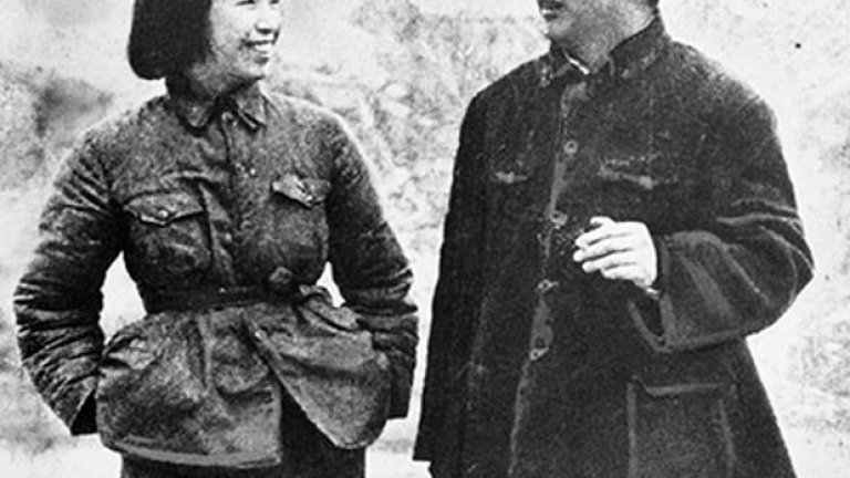 Мао и Мадам Мао

Актрисата с псевдоним Дзян Цин е последната съпруга на комунистическия ръководител на Китай Мао. Тя е актриса, която се възползва от връзката си с лидера, за да поеме контрол над Културната революция. Което означава, че когато Мао умира през 1976-та, нейната власт намалява прогресивно. Тя е осъдена на смърт. Присъдата е сменена с доживотна, но тя се самоубива в затвора през 1991-та.

Поука: Когато провеждаш Културна революция, не очаквай да умреш културно.