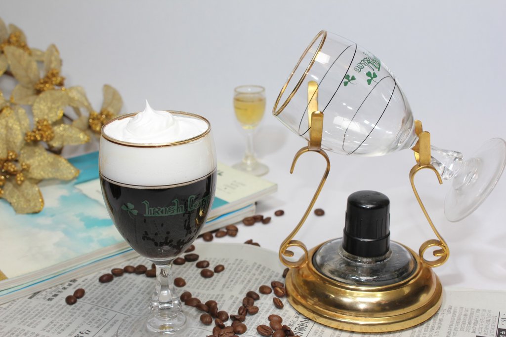 Ирландско кафеТук страстта към хубавото, силно кафе се слива с тази към качественото уиски. Чаша горещо еспресо се смесва с около 30 мл уиски. Захарта е по желание, но гарнирането с бита сметана е задължително за максимално богат вкус и красив вид.
