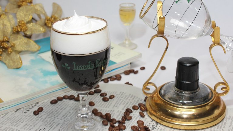 Ирландско кафеТук страстта към хубавото, силно кафе се слива с тази към качественото уиски. Чаша горещо еспресо се смесва с около 30 мл уиски. Захарта е по желание, но гарнирането с бита сметана е задължително за максимално богат вкус и красив вид.