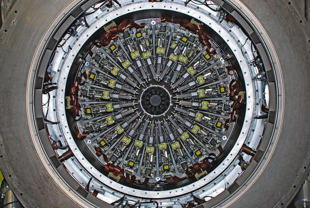 1280px-The_KMOS_spectrograph_before_shipping_to_Chile
