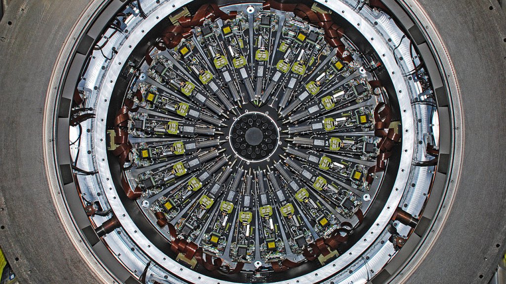 1280px-The_KMOS_spectrograph_before_shipping_to_Chile