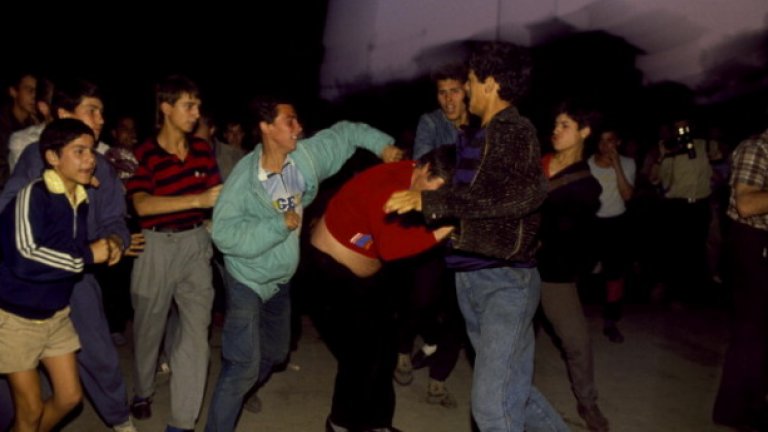 По време на гражданското недоволство от 1990 г. миньори и полицаи бяха използвани за разпръскването на група протестиращи в столицата Букурещ. При размириците бяха арестувани и пребити хиляди мъже и жени.