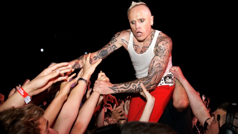 The Prodigy са известни с това, че отказват да правят каквито и да е ТВ промоции – просто заради това, че не харесват телевизията; шефът Ръсел няма нищо против...