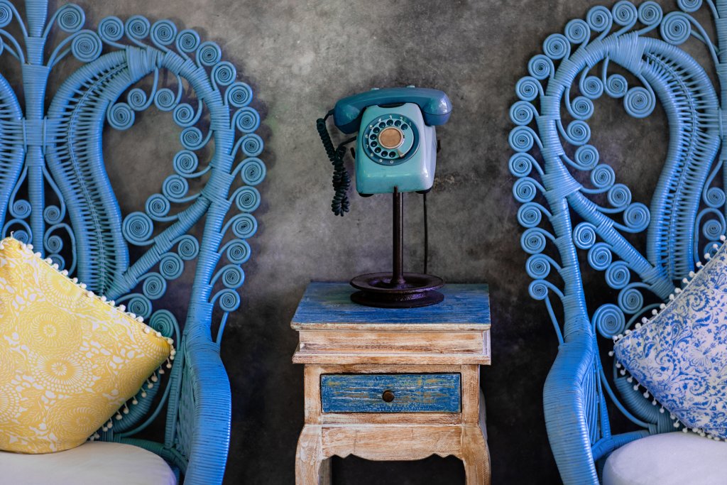 Старите мебели в ново амплоаОстанал ви е малко латекс от предишния ремонт? Преди да се отправи към кофата за боклук, помислете дали не ви се експериментира в някоя мебел - имате старо дървено шкафче, което леко се е олющило? Помислете дали не е супер кандидат за малко цвят върху себе си. Същото важи и за столовете или за някоя масичка, която иначе не присъства ярко в стаята.